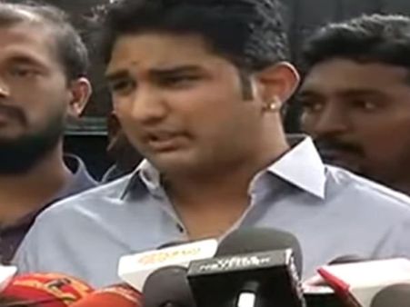 ఐటీ శాఖ విచారణకు పూర్తిగా సహకరిస్తాం: భార్య నగలు, అకౌంట్స్, శశికళ మేనల్లుడు వివేక్!