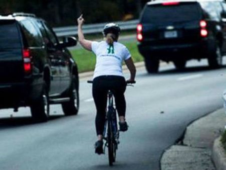 వేలు చూపిస్తే చూపించిందిగానీ... జాక్‌పాట్ కొట్టేసింది!