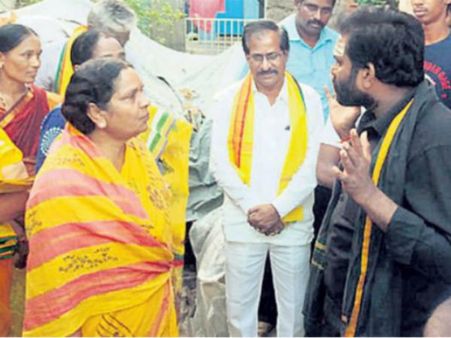 ఎవరికి చెప్పి వచ్చారు?: మాజీ మంత్రి మృణాళినికి చేదు అనుభవం