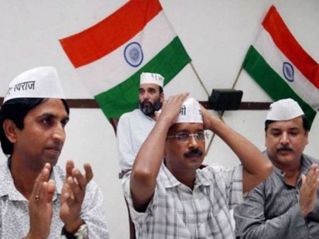 కేజ్రీకి షాక్: కుమార్ విశ్వాస్ సహా ఏడుగురు ఎమ్మెల్యేలపై ఫోర్జరీ కేసు