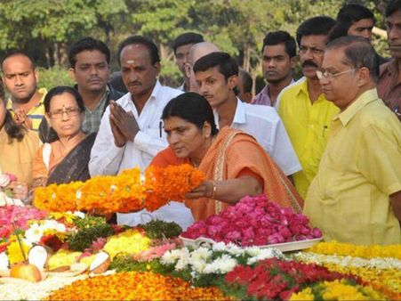 అవమానించేందుకే: ‘లక్ష్మీస్ వీరగ్రంథం’పై కేతిరెడ్డికి లక్ష్మీపార్వతి వార్నింగ్