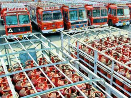 షాక్: పెరిగిన వంటగ్యాస్ ధరలు, సబ్సిడీ సిలిండర్ ధర రూ.495.69