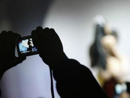 యువతి స్నానం చేస్తుండగా చిత్రీకరిస్తూ అడ్డంగా దొరికిన యువకుడు