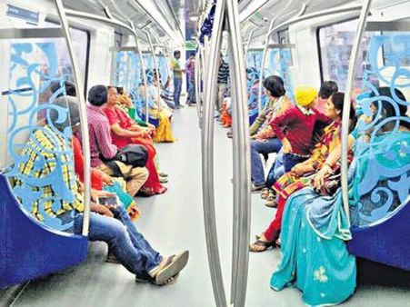 మెట్రోలో బయటపడ్డ ‘లొసుగు’: ఛార్జీలు పడకుండానే ప్రయాణం!