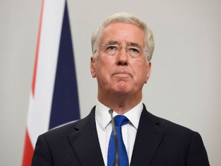 మహిళా జర్నలిస్ట్‌ తొడలపై అసభ్యంగా: కార్యదర్శి పదవికి రాజీనామా చేసి ఫాల్లోన్