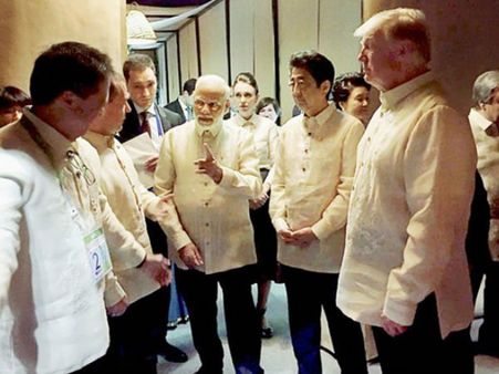 ‘ఏసియాన్‌’లో బరాంగ్ తగలాగ్’ సెంటర్ ఆఫ్ ఎట్రాక్షన్: దేశాధినేతలందరిదీ ఒకే చొక్కా