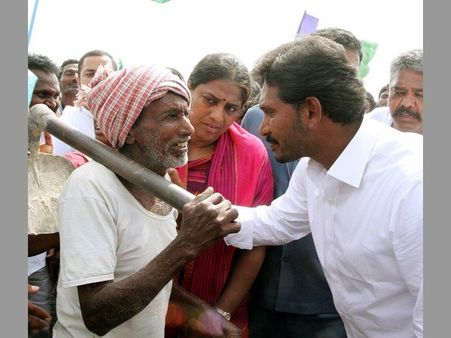 వైసీపీ నేతలను అడుగుదాం, జగన్‌ను ఎలా వదిలిపెడదాం: నేతలతో బాబు