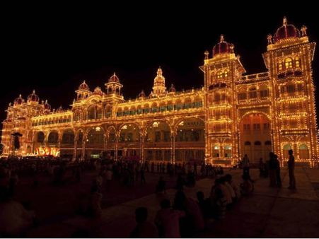 సోషల్ మీడియాలో మైసూరు మహారాణి పేరుతో నకిలీ అకౌంట్, ఫోటోలు షేర్, సైబర్ క్రైం !