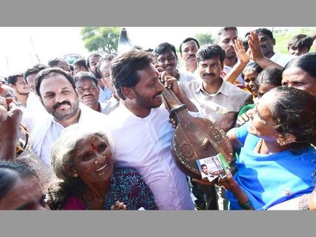 గుంటనక్కలకు కాదు: పోలీస్ బాస్‌లకు జగన్ వార్నింగ్, కుర్చీలు లేనందుకు మహిళలకు సారీ