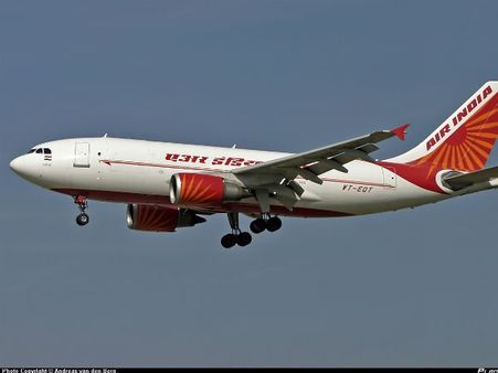 సముద్రంపై చక్కర్లు: మంత్రి, ఎంపీ, ఎమ్మెల్యేలను హడలెత్తించిన విమానం