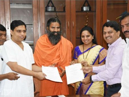 మాటిచ్చిన బాలకృష్ణ: టీలో ‘పతంజలి’, రాందేవ్-కవిత సమక్షంలో ఎంఓయూ, కేటీఆర్ ప్రశంస