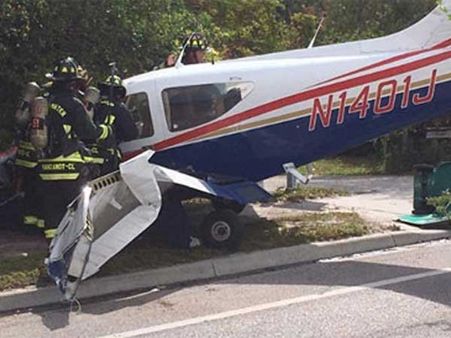 షాక్: హైవేపై కుప్పకూలిన విమానం(వీడియో)