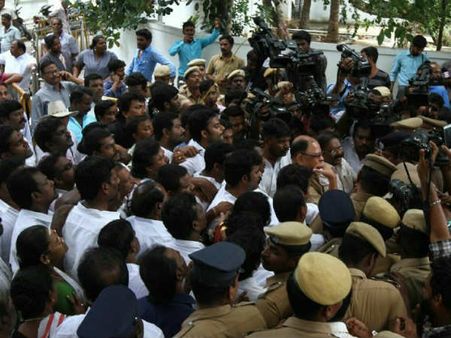 జయలలిత ఇంటి దగ్గర టీటీవీ దినకరన్ అనుచరుల హంగామా, అడ్డుకున్న పోలీసులు!