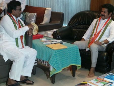 అంతుందా?: షాకిచ్చిన అనుచరులు, రేవంత్ దూకుడుకు కాంగ్రెస్ ఝలక్