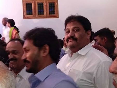 గ్రూప్‌లను ప్రోత్సహిస్తారా: జగన్‌పై వైసీపీ ఎమ్మెల్యే ఆగ్రహం, రంగంలోకి అవినాశ్ రెడ్డి