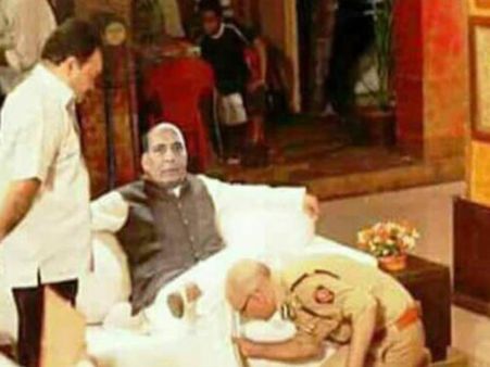 రాజ్‌నాథ్‌ కాళ్లు పట్టుకున్న గుజరాత్ డీజీపీ!? సోషల్ మీడియాలో ఫొటో హల్ చల్..