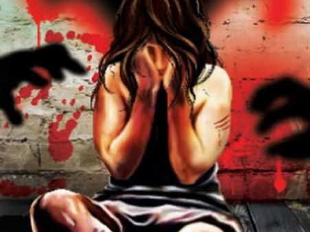 షాకింగ్: కూతురిపై మూడేళ్లుగా తండ్రి అత్యాచారం, రూ.లక్షకు వ్యభిచార గృహానికి అమ్మేసిన మామయ్య..