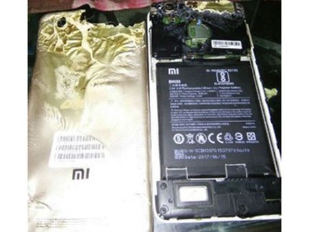 గుంటూరు జిల్లాలో పేలిన రెడ్‌మీ ఫోన్, విద్యార్థికి తప్పిన ముప్పు