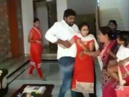 తీసుకురండి!: రూ.3 కోట్లపై పోలీసులకు సంగీత సవాల్, లాయర్ల మద్దతు ఇలా