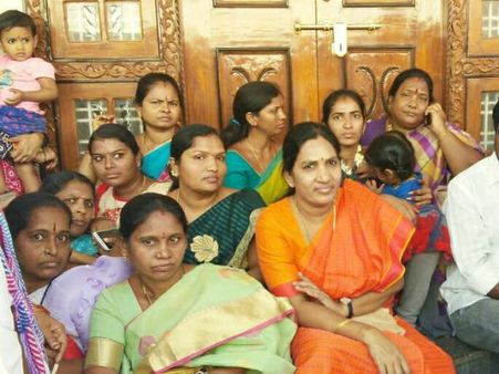 రంగంలోకి ఎంపీ మల్లారెడ్డి: చర్లపల్లి జైలులో శ్రీనివాస్‌రెడ్డితో చర్చలు, రాజీ కుదిరేనా?