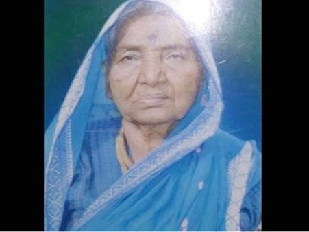 షాక్: తన చితికి తానే నిప్పంటించుకుని మహిళ ఆత్మహత్య