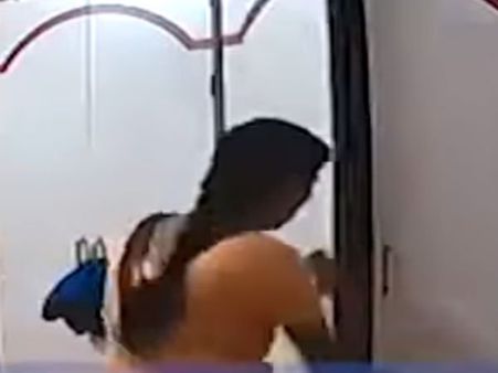 నమ్మి పెట్టుకుంటే ఇలానా? ఓ పనిమనిషి చేష్టలు, వైరల్ గా మారిన వీడియో!