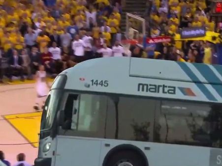 లైవ్ న్యూస్ కవర్ చేస్తుంటే అనుకోని ఆటంకం: వైరల్ వీడియో..