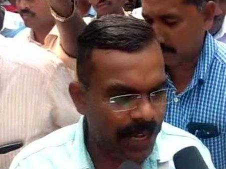 కార్టూన్ దెబ్బ: సీఎం, కలెక్టర్, ఎస్పీలు నగ్నంగా.., తమిళ కార్టూనిస్ట్ బాల అరెస్టు, బెయిల్ పై విడుదల