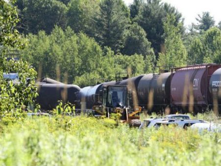 ఘోర ప్రమాదం: లోయలో పడిన రైలు, 33మంది మృతి