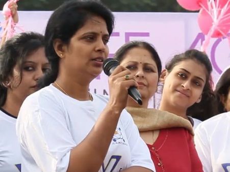 రొమ్ము క్యాన్సర్ వస్తే ఆడవాళ్ళను తప్పుగా చూడకండి: బాహుబలి కల్పవల్లి ఆవేదన