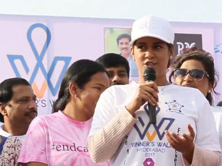 విన్నర్స్ వాక్ లో ఐటెం గర్ల్ ముమైత్ ఖాన్ ఉత్సాహం