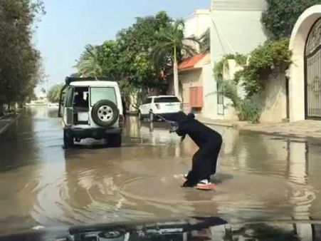 రోడ్డుపై వర్షపు నీటిలో సర్పింగ్ చేసిన సౌదీ మహిళ(వీడియో)
