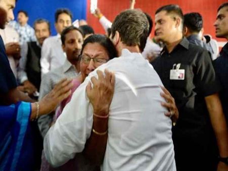 కౌగలించుకుని మహిళా ప్రొఫెసర్‌ను ఓదార్చిన రాహుల్