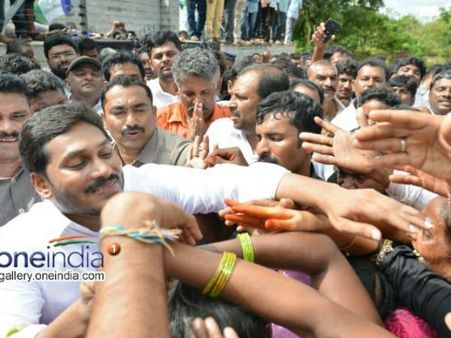 జగన్ పాదయాత్రలో అపశృతి: పాదయాత్రలో పాల్గొన్న కార్యకర్త మృతి