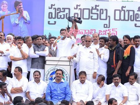 అప్పుడే ఓట్లు అడుగుతా: జగన్ పెద్ద హామీ, అళ్లగడ్డలో అలా ముగిసింది, పావురాన్ని గిఫ్ట్‌గా ఇస్తే