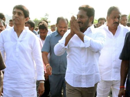 ఎవరు నచ్చుతారు, నేను హీరోను, గెలుస్తా!: జగన్ ఆసక్తికరం, 'వైసీపీకి 137 స్థానాలు'