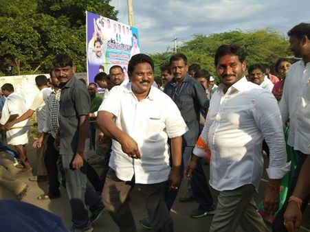 జగన్ యాత్ర, ప్రత్యేక కెమెరాలతో పోలీసుల వీడియో: మహిళల కోసం సెక్యూరిటీని దాటి మరీ