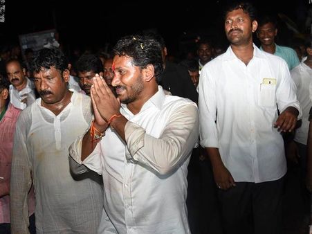 జగన్ సెక్యూరిటికీ, కార్యకర్తలకు మధ్య వాగ్వాదం: తోపులాటతో పాదయాత్రలో ఉద్రిక్తత..