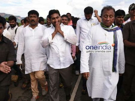 ఏడాదిన్నర ఆగండి.. ఆ లక్షా 42 వేల ఉద్యోగాలు నేనిస్తా: పాదయాత్రలో జగన్ భరోసా