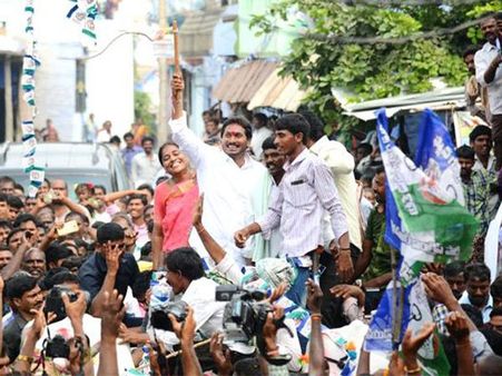 జగన్ సంకల్పయాత్ర: బండి ఎక్కి చర్నాకోల చేబూని...