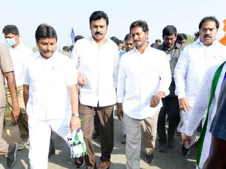 పాదయాత్రలో షాకింగ్, నిజమా: 'జగన్ చెప్పిందేమిటి, చేస్తుందేమిటీ!?'