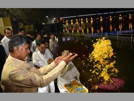 కర్నూలు బదులు బెజవాడ: రాజధానిపై బాబు ఆసక్తికరం, చినరాజప్పను వెంటబెట్టుకొచ్చారు