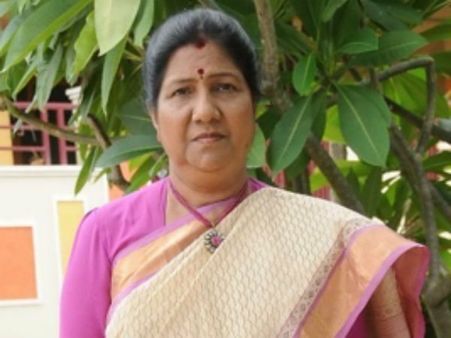 మగాళ్లు సీతాకోక చిలుకల్లాంటివారు!: నన్నపనేని కీలక వ్యాఖ్యలు