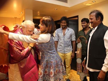 గుజరాత్ టార్గెట్: ఫన్నీ లెక్క, అమిత్ షాకు మంచు లక్ష్మి దిమ్మతిరిగే ఝలక్