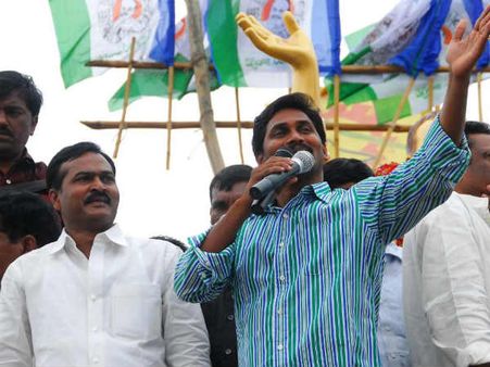 ఆ పదవులు టీడీపీకి రావడంలో చక్రం: ఎవరీ కేఈ ప్రభాకర్? నీ ఇష్టం.. గౌరుకు ఘాటుగానే జగన్