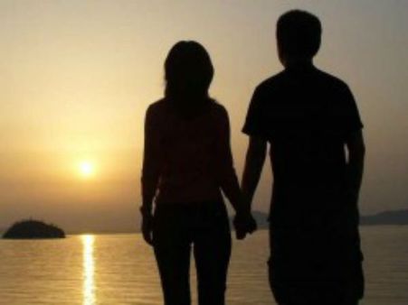 విలాసాల కోసం బైక్,ల్యాప్‌ట్యాప్ విక్రయం: ట్విస్టిచ్చిన లవర్, మెడికో ఆత్మహత్య