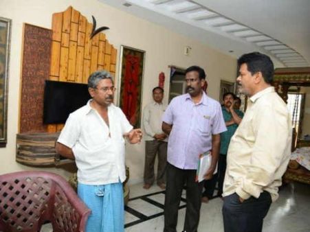 చిట్టా లాగుతున్నారు: ఏసీబీకి మరో అవినీతి తిమింగలం చిక్కినట్లేనా?, ఏక కాలంలో 18 చోట్ల..