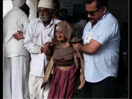 గుజరాత్ లో ఓటు వేసిన 127 ఏళ్ల వృద్దురాలు, ఎంత హోరాహోరీ అంటే ఇదే!