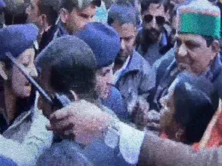 షాక్: ఎమ్మెల్యే చెంప ఛెళ్లుమనిపించిన లేడీ కానిస్టేబుల్(వీడియో)