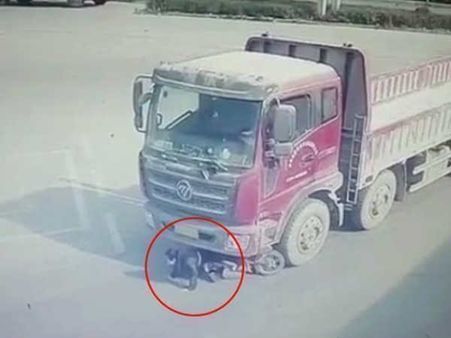 విచిత్రం: ట్రక్కు ఢీకొని లాక్కెళ్లినా ఆమె ప్రాణాలకేం కాలేదు! (వీడియో)